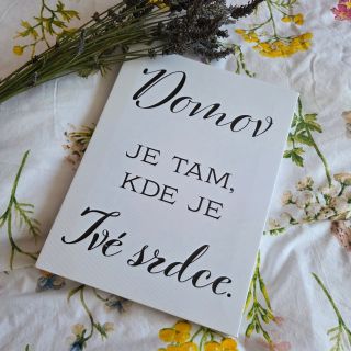 🏡 „Domov je tam, kde je tvé srdce.“ Citát, který dokáže každý den připomenout, co je v životě nejcennější. 🖼️ Stylová...